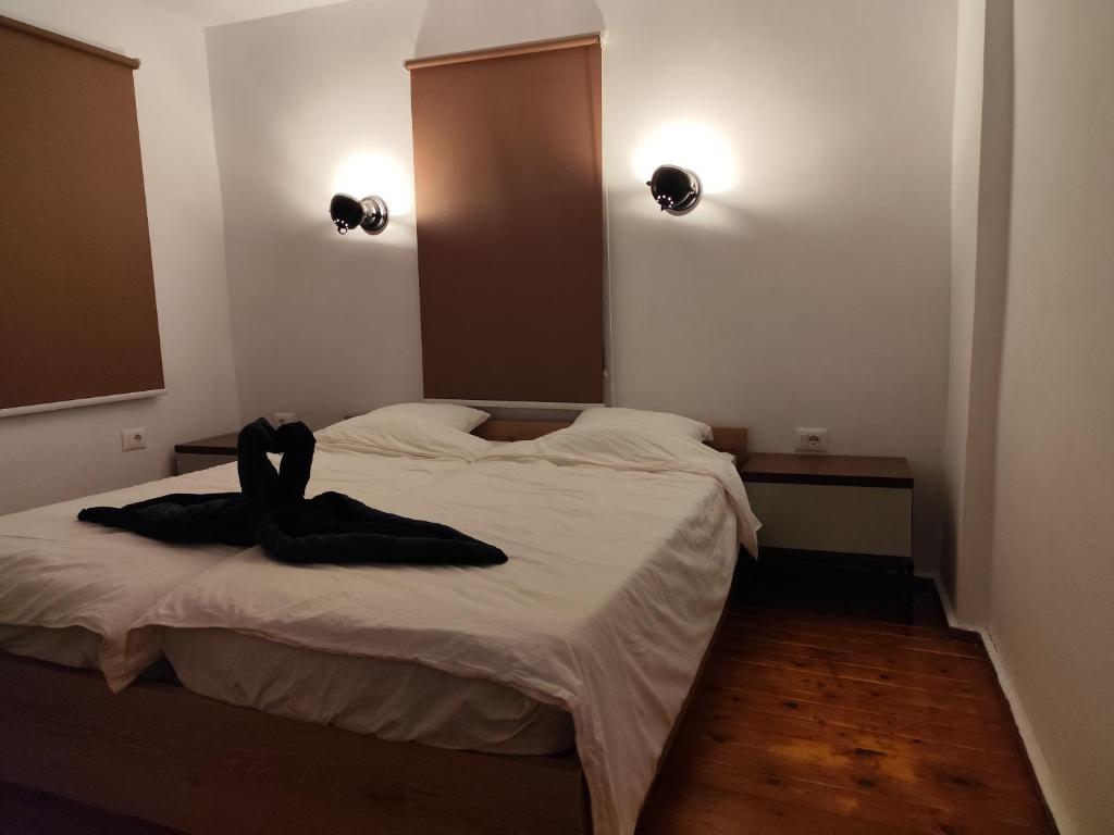 Postel nebo postele na pokoji v ubytování LiveAlbania Korçë Guesthouse