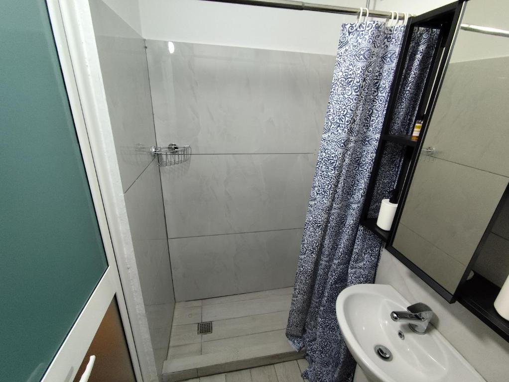 Koupelna v ubytování LiveAlbania Korçë Guesthouse