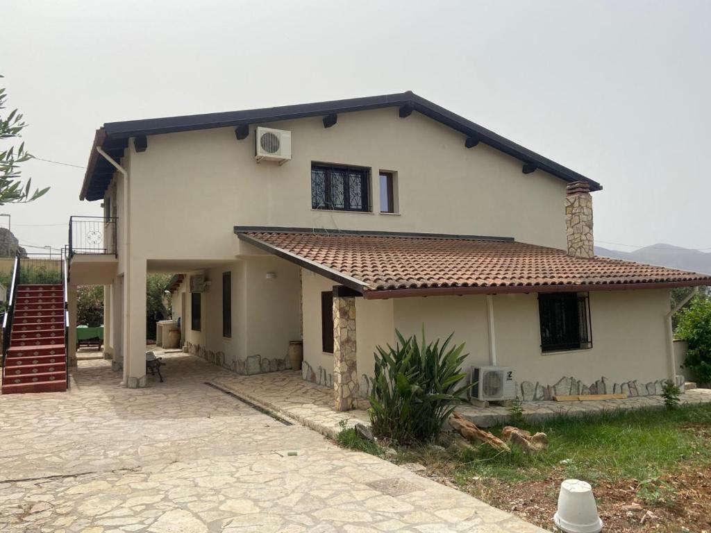 a white house with a red roof at La villa di Turi in Castellammare del Golfo