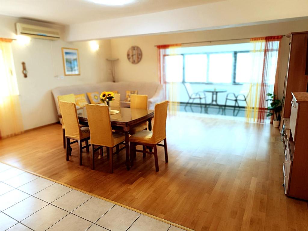 Posezení v ubytování Apartment Bile - close to the beach, shops, airport