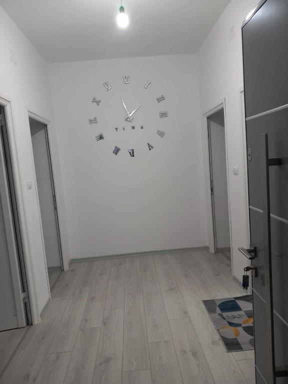 un reloj grande en la pared de una habitación en Riverside house, en Berat
