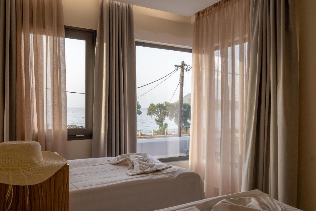 Postel nebo postele na pokoji v ubytování Aetheras Beach