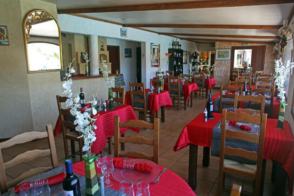 Restaurace v ubytování Logis Hôtel LE PRESSOIR