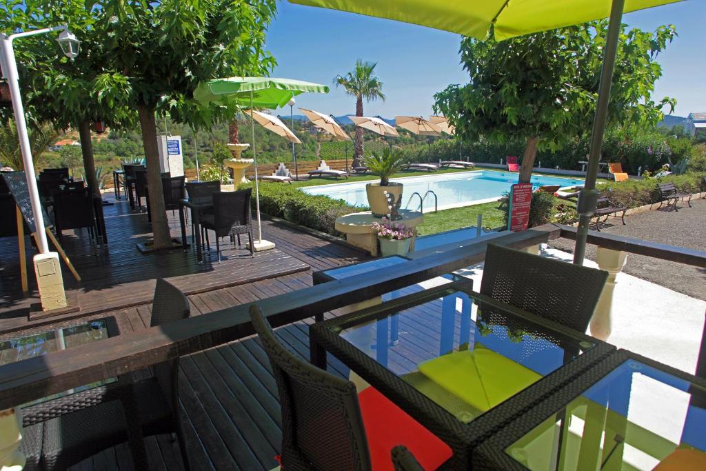 Bazén v ubytování Logis Hôtel LE PRESSOIR nebo v jeho okolí