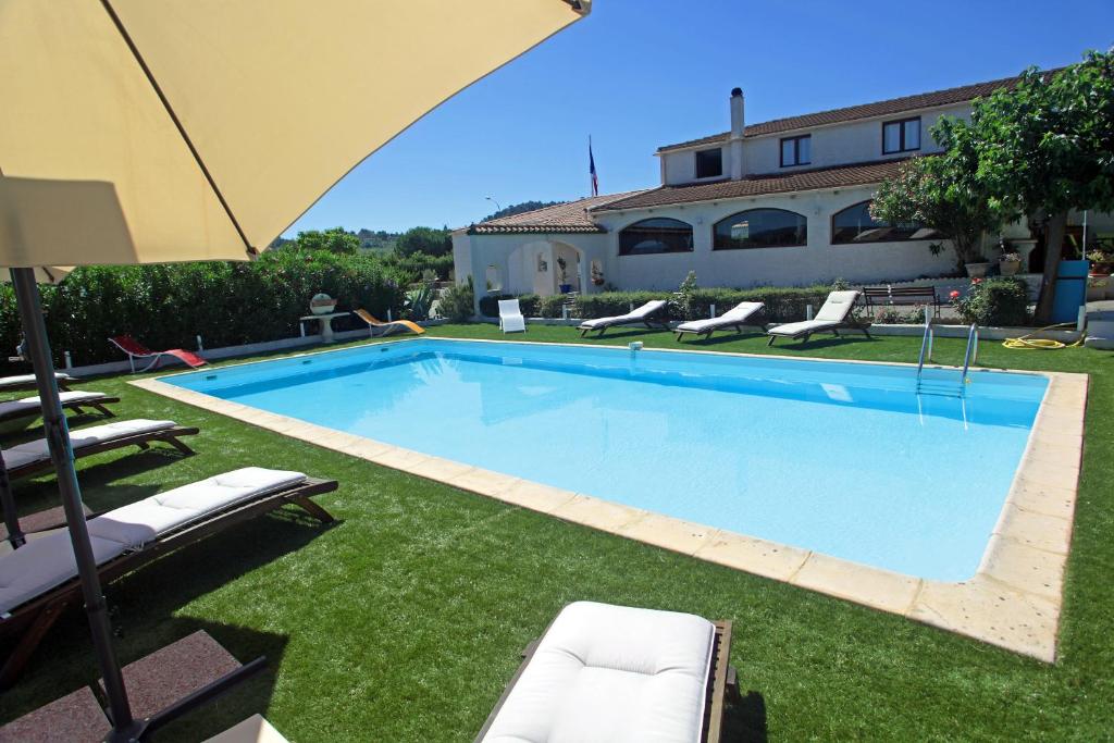 Bazén v ubytování Logis Hôtel LE PRESSOIR nebo v jeho okolí