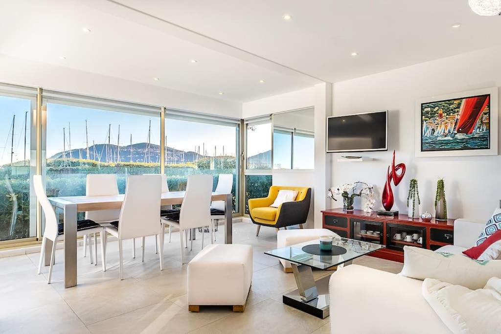 un salon avec un canapé blanc et une table dans l'établissement Appartement pied dans l'eau, à Mandelieu-la-Napoule