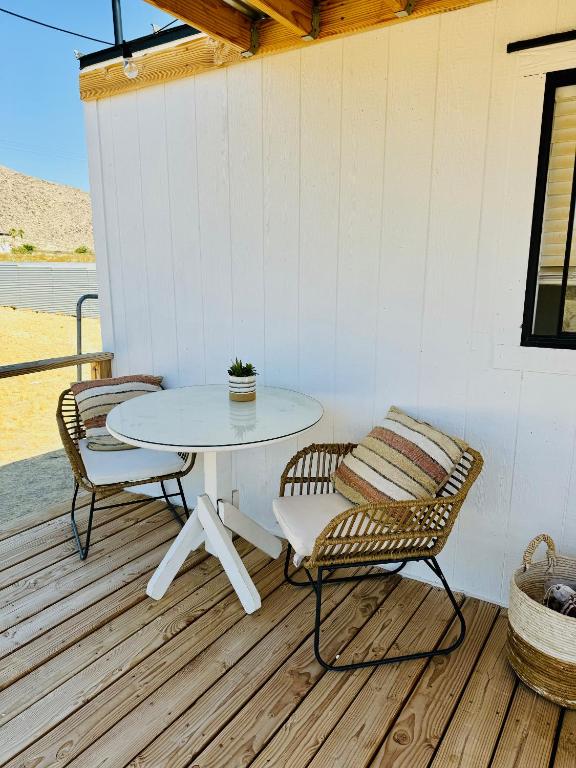 Balkón nebo terasa v ubytování Casa Agave: Comfy Joshua Tree Cottage With Free Breakfast Bar