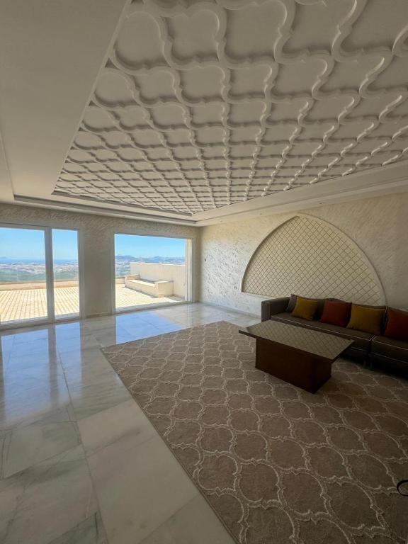 Kolam renang di atau dekat dengan Villa Beni Mejmel avec vue exceptionnelle
