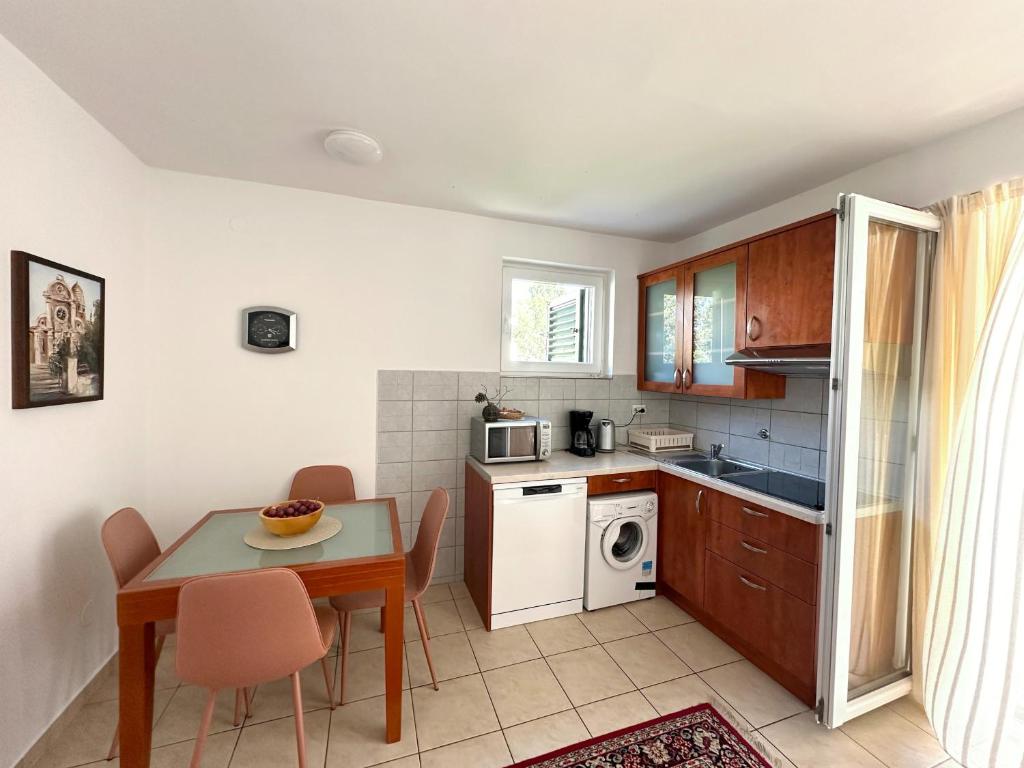 Kuchyňa alebo kuchynka v ubytovaní Villa Doris, Amadria Park Šibenik