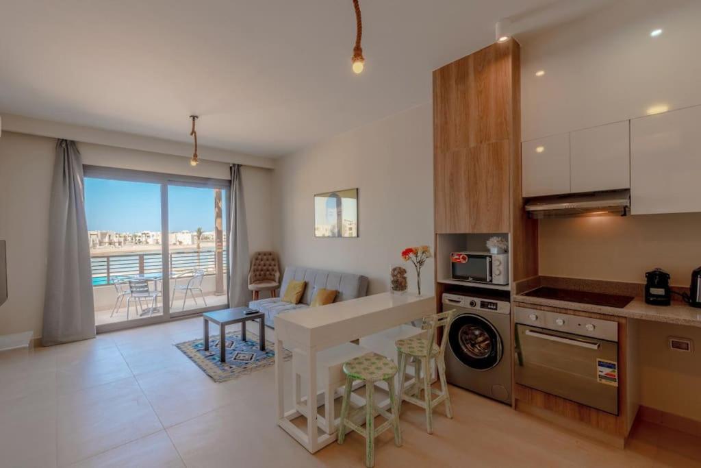 Kuchyň nebo kuchyňský kout v ubytování Sunny 1BR Retreat Newest Project Shedwan El Gouna Lagoon & Pool