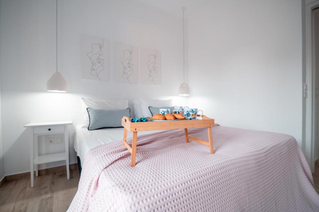 Кровать или кровати в номере Odyssey Apartment