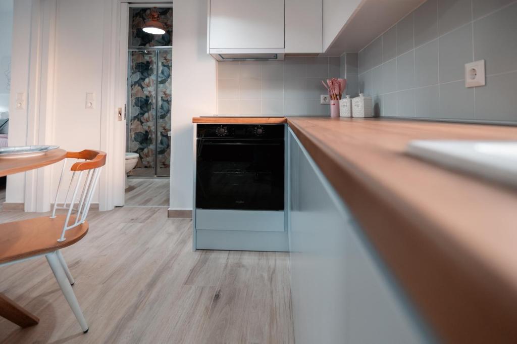 Кухня или мини-кухня в Odyssey Apartment
