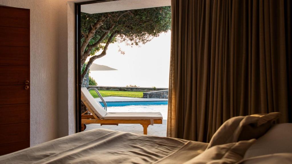 Postel nebo postele na pokoji v ubytování Elounda Mare Relais & Châteaux Hotel