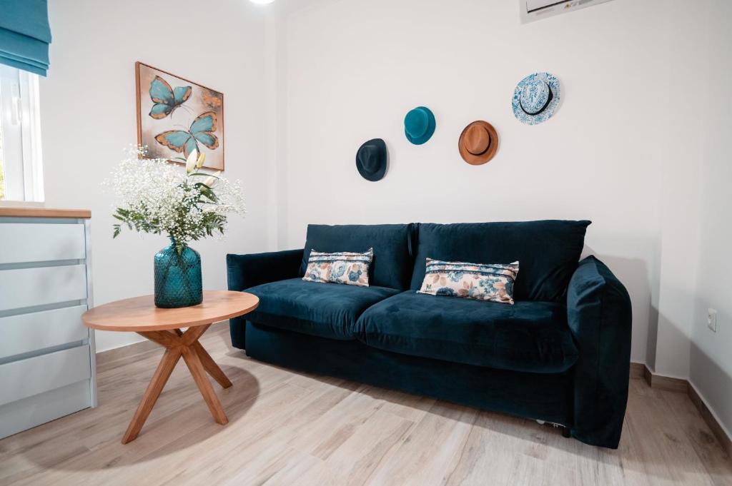 Гостиная зона в Odyssey Apartment