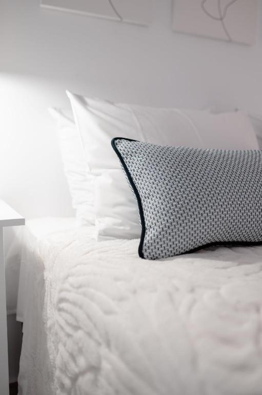 Кровать или кровати в номере Odyssey Apartment