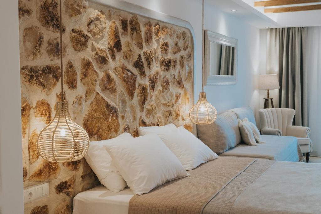 Postel nebo postele na pokoji v ubytování Naxos Grand Hotel