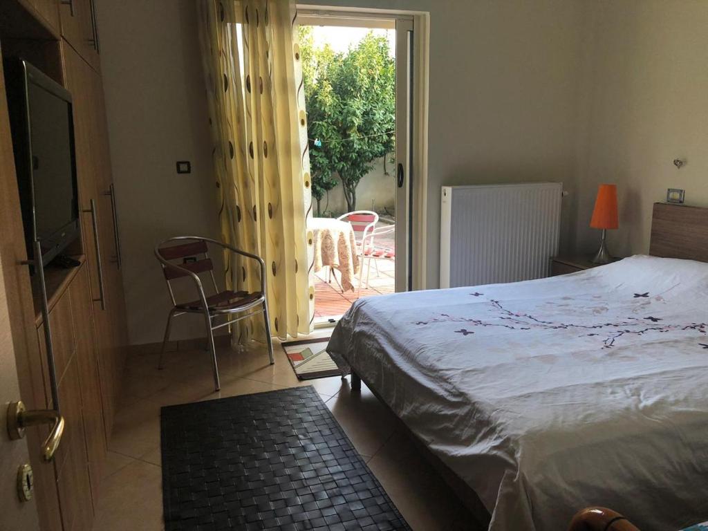 sypialnia z łóżkiem i drzwiami prowadzącymi na patio w obiekcie Vila Violeta 2 we Wlorze