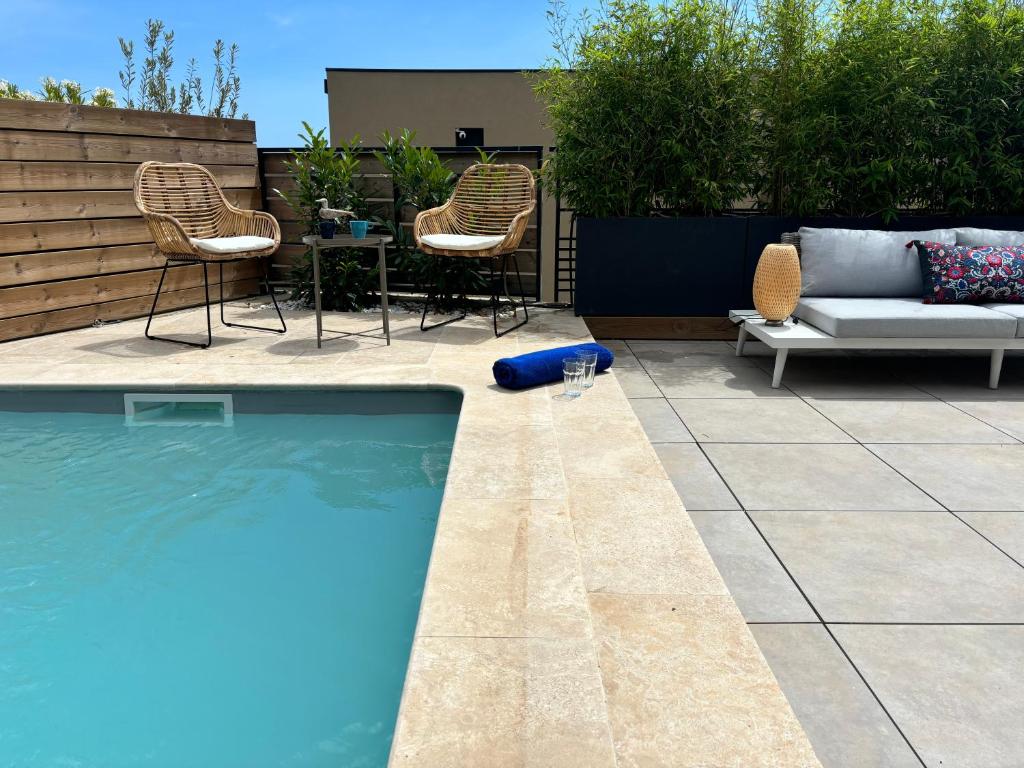 - une piscine avec des chaises, un canapé et une table dans l'établissement Casa sole e mare, à Conca