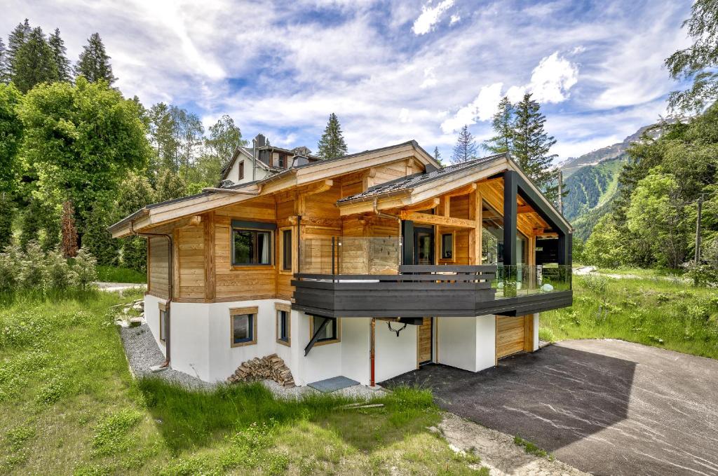 une maison dans les bois entourée d'une terrasse couverte dans l'établissement Chalet Silver Forest, à Chamonix-Mont-Blanc