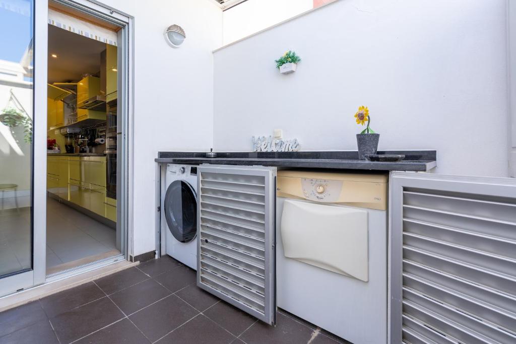 a laundry room with a washer and dryer at Vila Cantinho Algarvio Vista Rio in Ferragudo