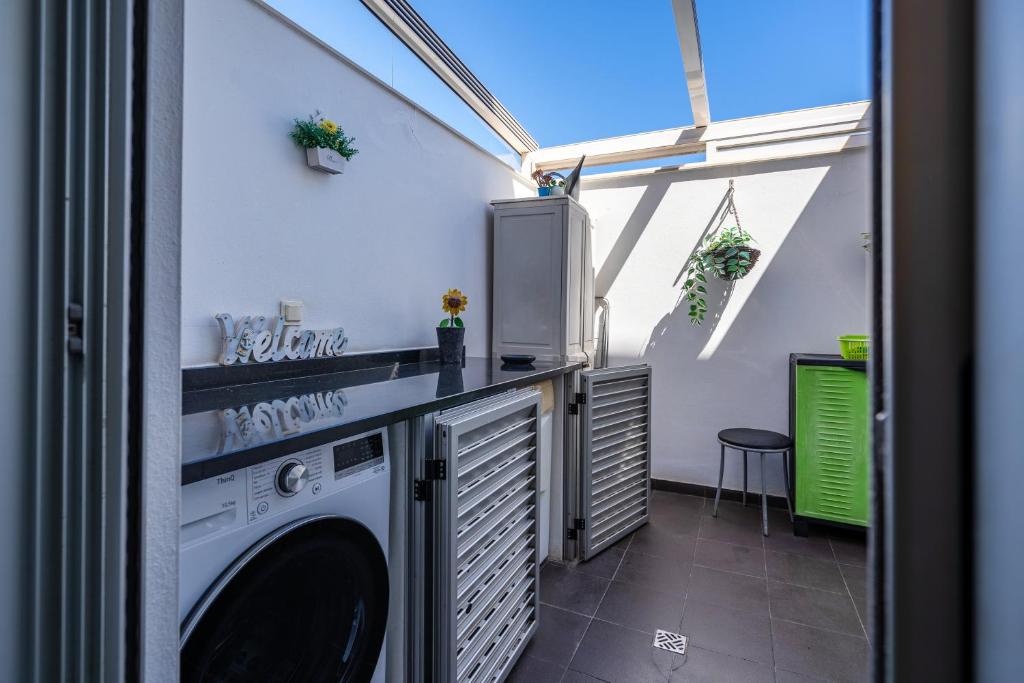 a laundry room with a washer and dryer at Vila Cantinho Algarvio Vista Rio in Ferragudo