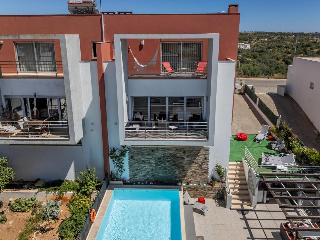 an aerial view of a house with a swimming pool at Vila Cantinho Algarvio Vista Rio in Ferragudo
