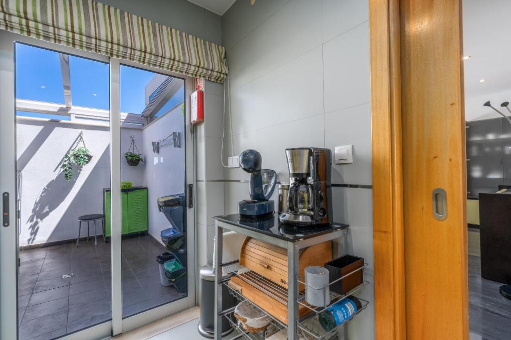 a kitchen with a table with a blender on it at Vila Cantinho Algarvio Vista Rio in Ferragudo