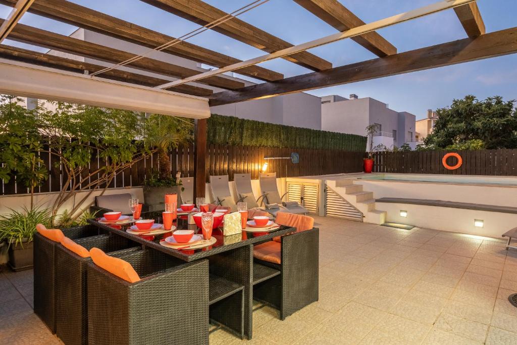 an outdoor patio with a table and chairs at Vila Cantinho Algarvio Vista Rio in Ferragudo