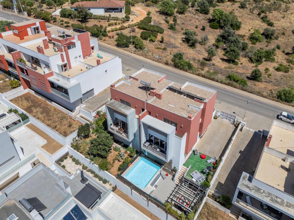 an aerial view of a house with a swimming pool at Vila Cantinho Algarvio Vista Rio in Ferragudo