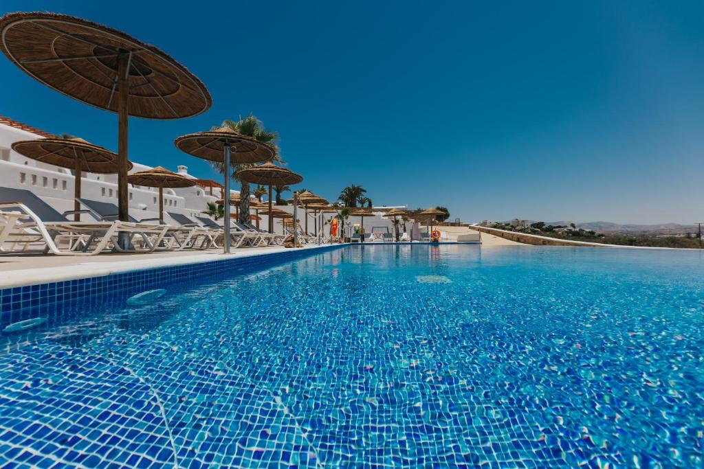 Bazén v ubytování Naxos Grand Hotel nebo v jeho okolí