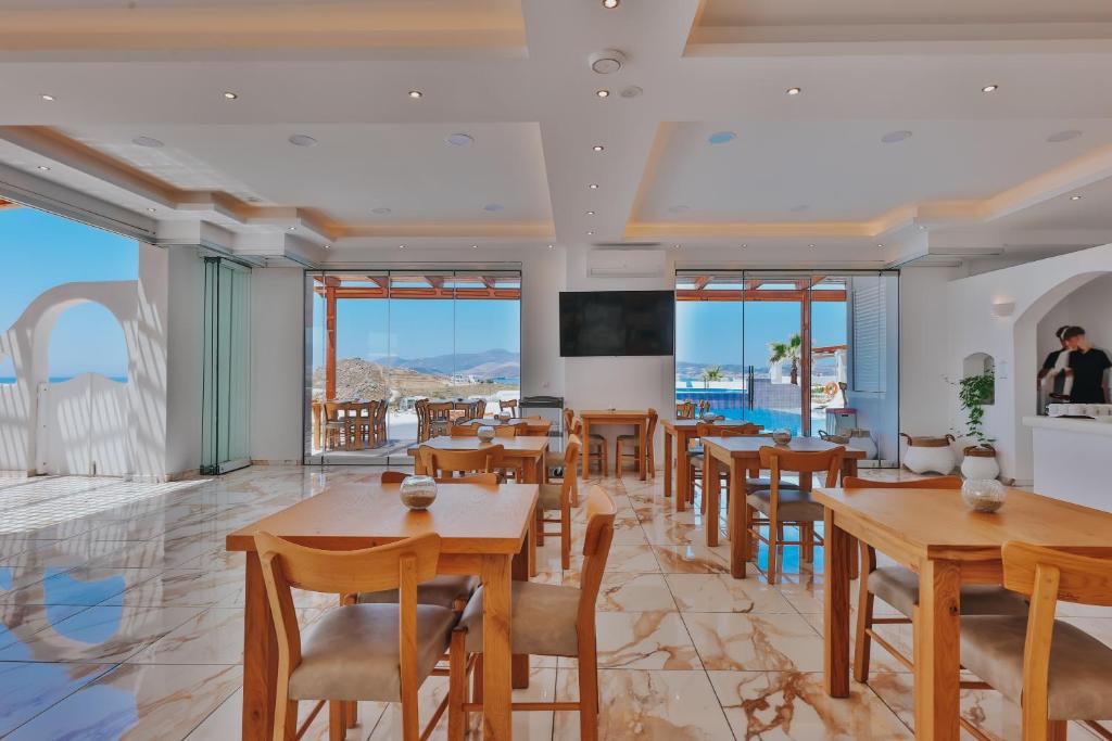 TV a/nebo společenská místnost v ubytování Naxos Grand Hotel