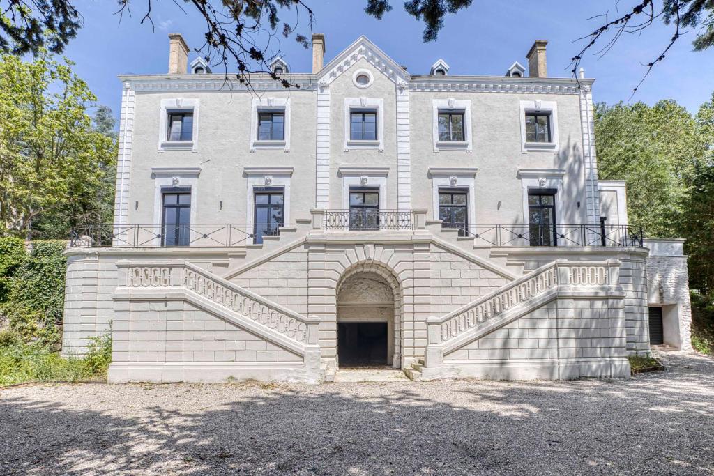 Photo de la galerie de l'établissement 1 - Grand Appartement spacieux dans un Château du 17ème siècle, à 15min de Lyon, à Vourles
