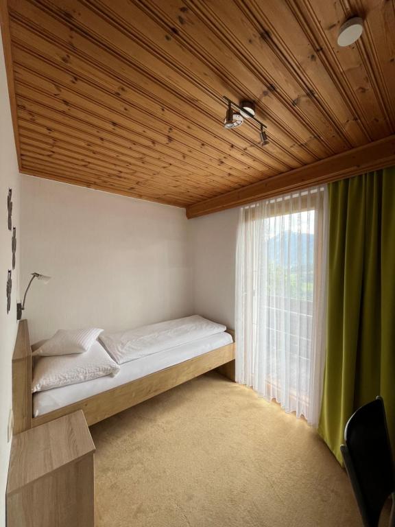 Posteľ alebo postele v izbe v ubytovaní Pension Vorberghof- Bauernhofurlaub