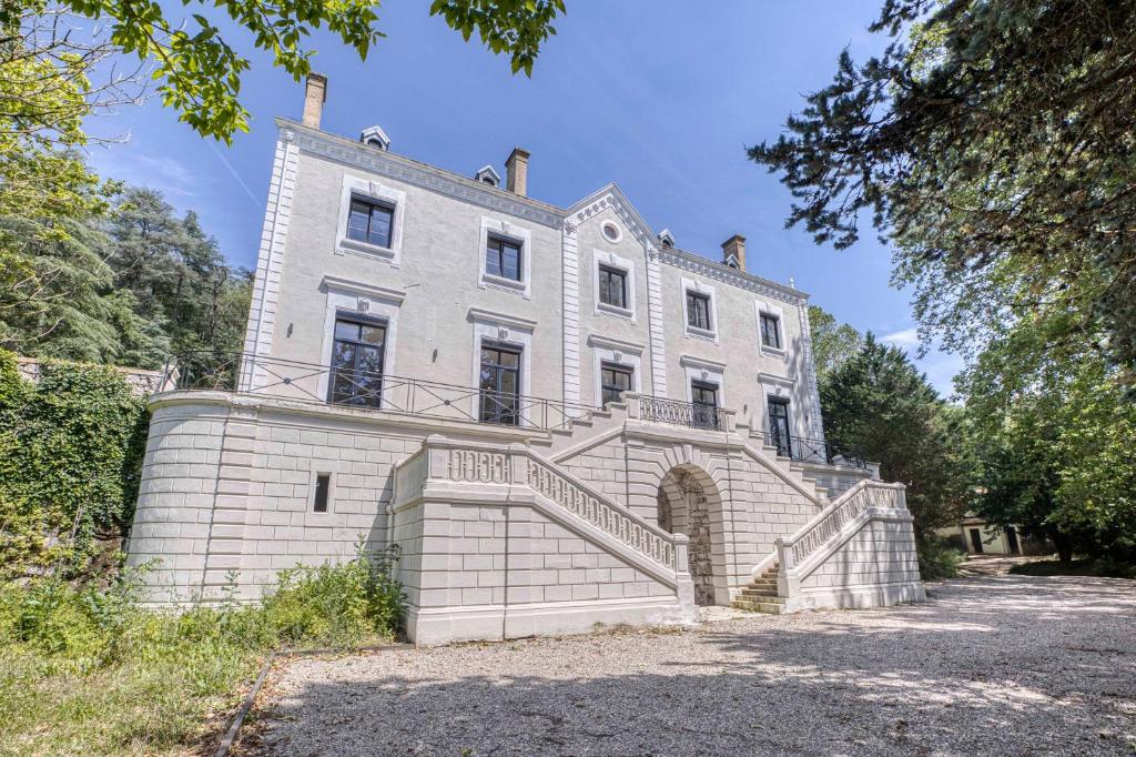 Photo de la galerie de l'établissement Suite privée dans Château & Domaine, 15min de Lyon, à Vourles