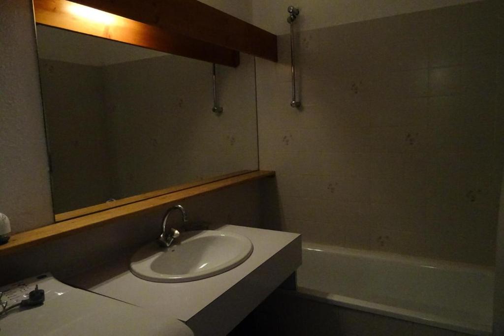 Kúpeľňa v ubytovaní Résidence Jardins Du Nantet - Appartement 2 pièces 4 personnes à Bourg Saint Maurice proche du centre ville et des commerces MAE-1816