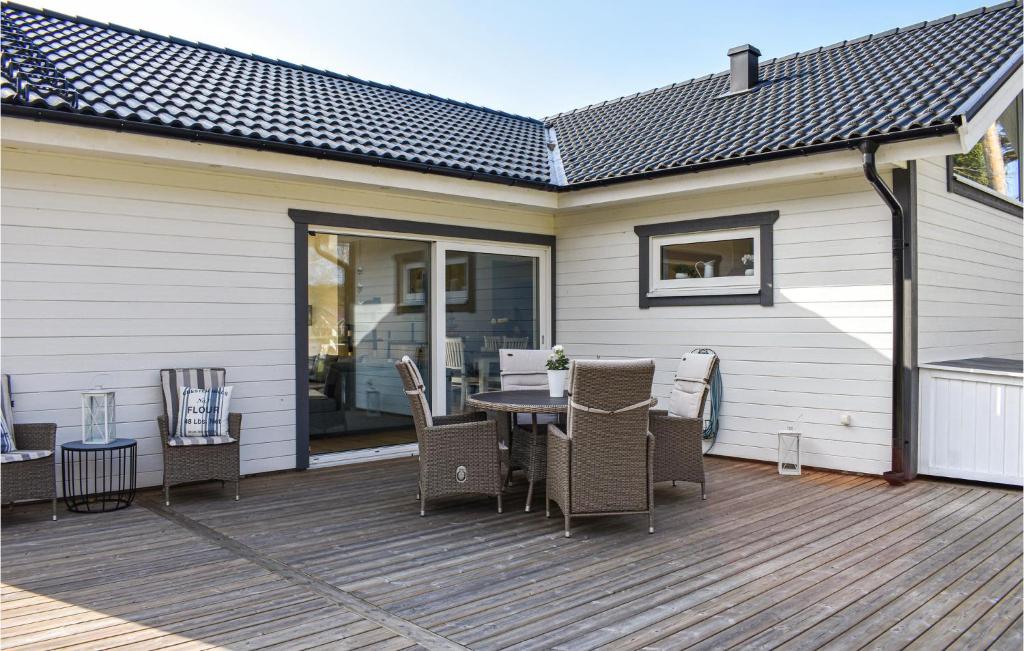 Patio nebo venkovní prostory v ubytování 3 Bedroom Cozy Home In Sölvesborg