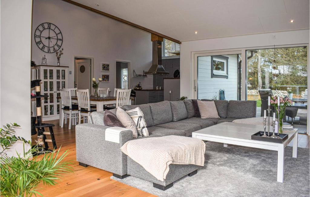 Posezení v ubytování 3 Bedroom Cozy Home In Sölvesborg