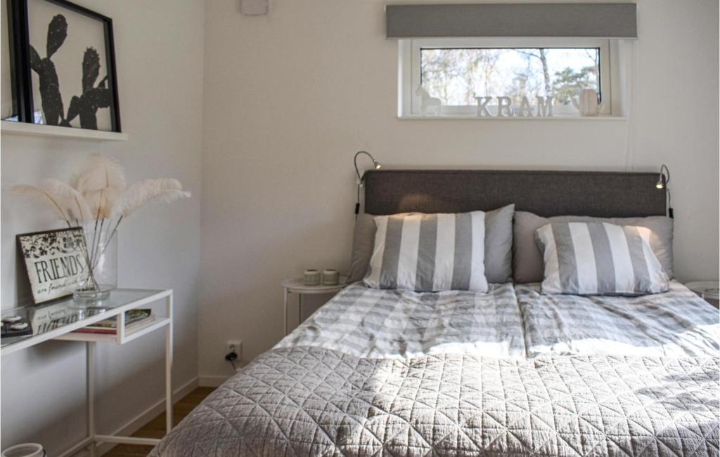 Postel nebo postele na pokoji v ubytování 3 Bedroom Cozy Home In Sölvesborg