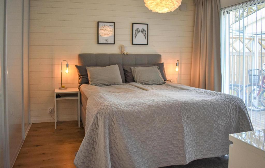 Postel nebo postele na pokoji v ubytování 3 Bedroom Cozy Home In Sölvesborg