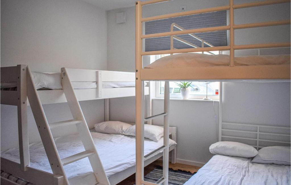 Postel nebo postele na pokoji v ubytování 3 Bedroom Cozy Home In Sölvesborg