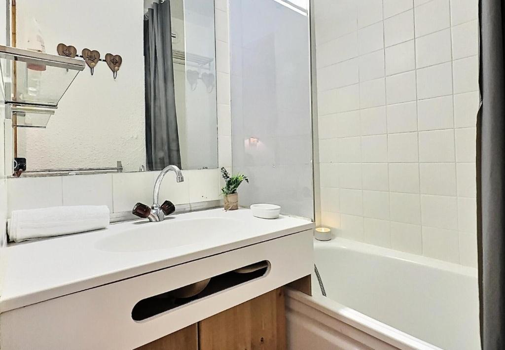Kúpeľňa v ubytovaní Résidence Divaria - Studio cabine 4 personnes à Tignes au pied des pistes et proche des commerces dans le quartier du Lac. Situé en rez de jardin d' MAE-2114
