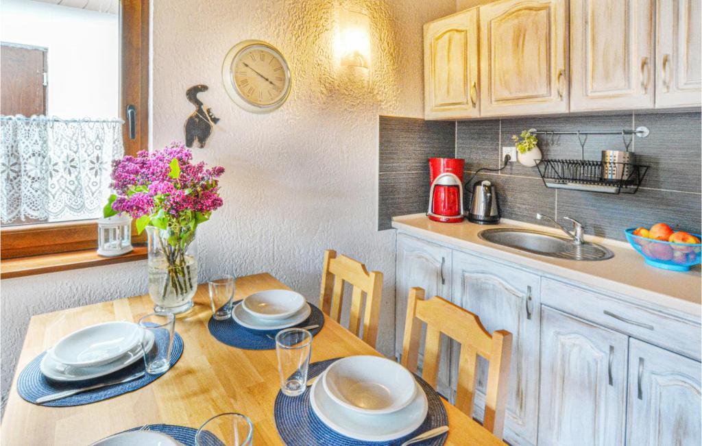 Kuchnia lub aneks kuchenny w obiekcie Nice Apartment In Bobolin With Wifi
