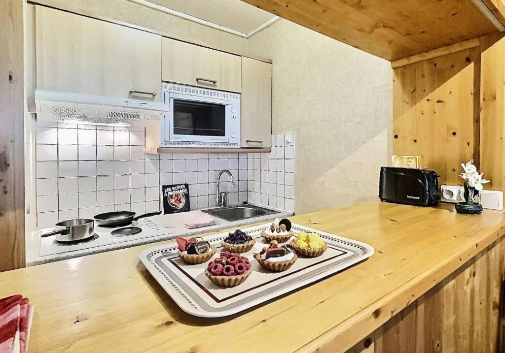 Kuchyňa alebo kuchynka v ubytovaní Résidence Le Pramecou - Joli studio 4 personnes à Tignes proche des pistes et des commerces dans le quartier du Val Claret. Appartement situé au 5ème ét MAE-2133