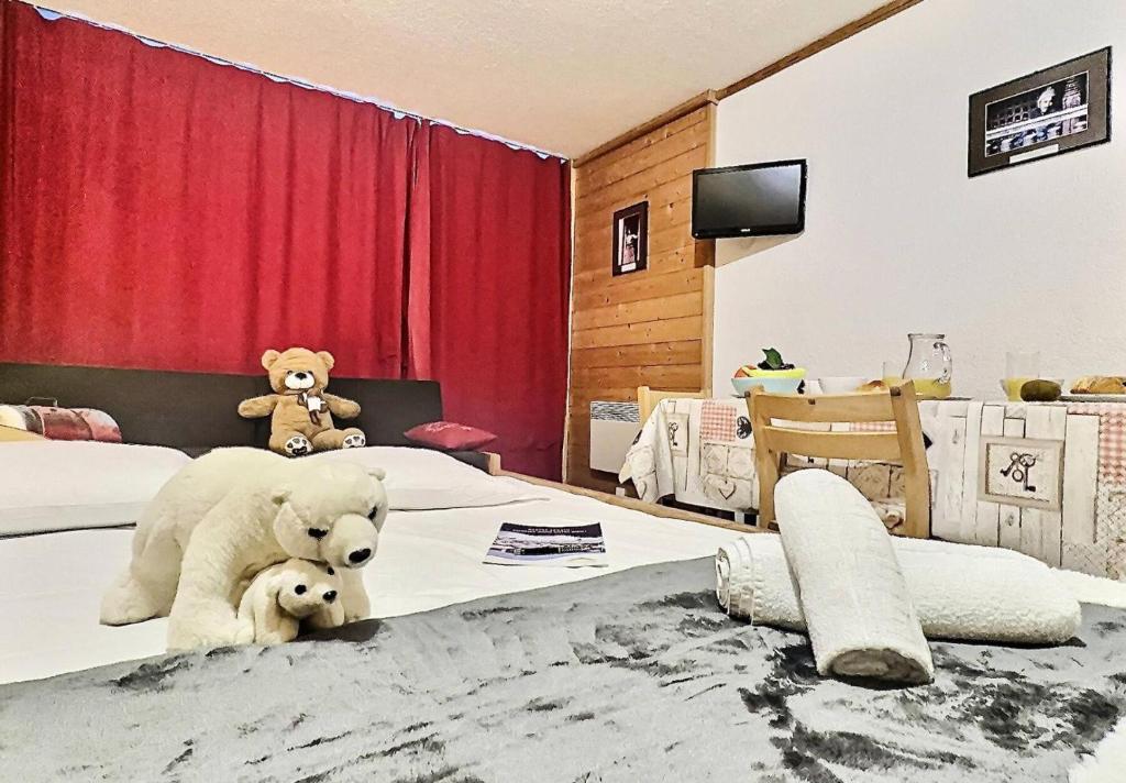 Televízia a/alebo spoločenská miestnosť v ubytovaní Résidence Le Pramecou - Joli studio 4 personnes à Tignes proche des pistes et des commerces dans le quartier du Val Claret. Appartement situé au 5ème ét MAE-2133