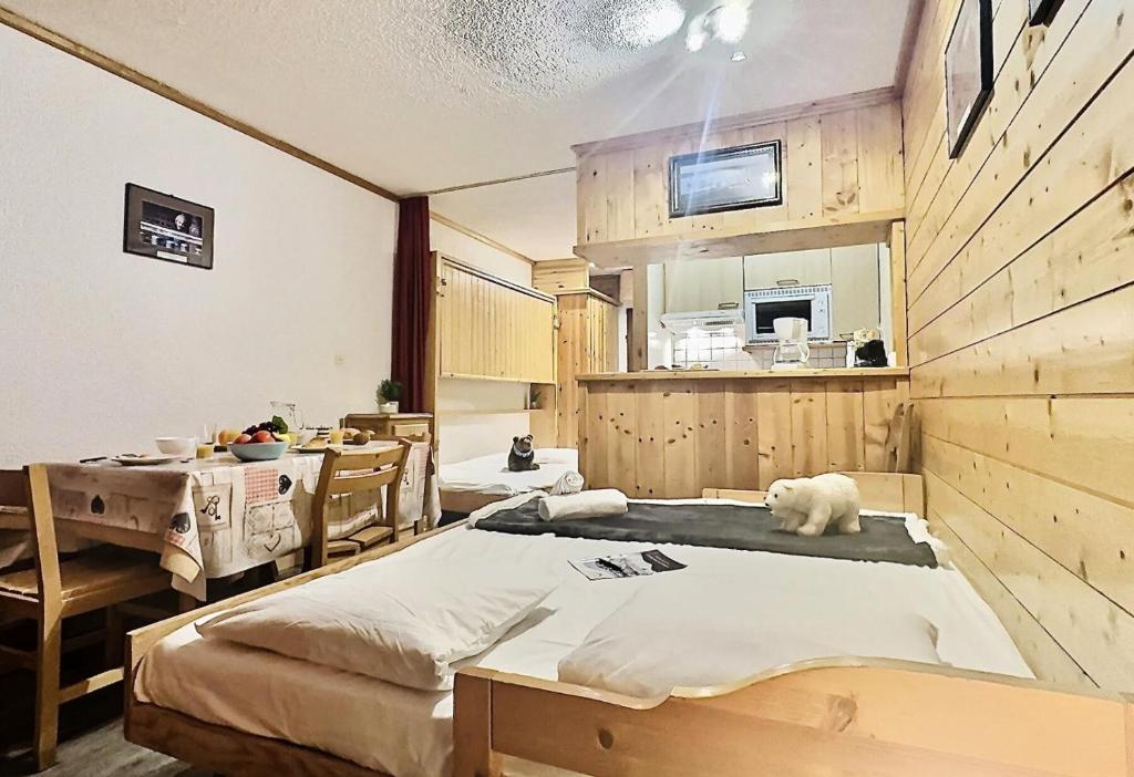 Posteľ alebo postele v izbe v ubytovaní Résidence Le Pramecou - Joli studio 4 personnes à Tignes proche des pistes et des commerces dans le quartier du Val Claret. Appartement situé au 5ème ét MAE-2133