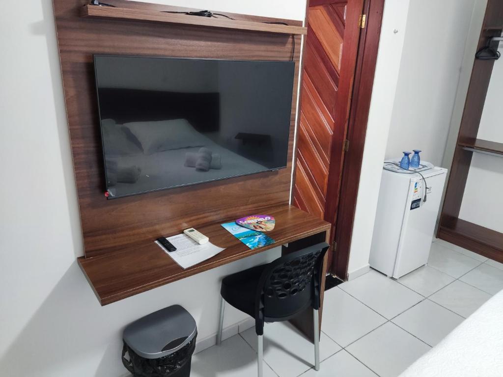 Televiisor ja/või meelelahutuskeskus majutusasutuses E e J residência à 200 metros da praia do Bessa