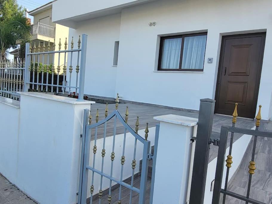 En balkon eller terrasse på Limassol mountain and sea views