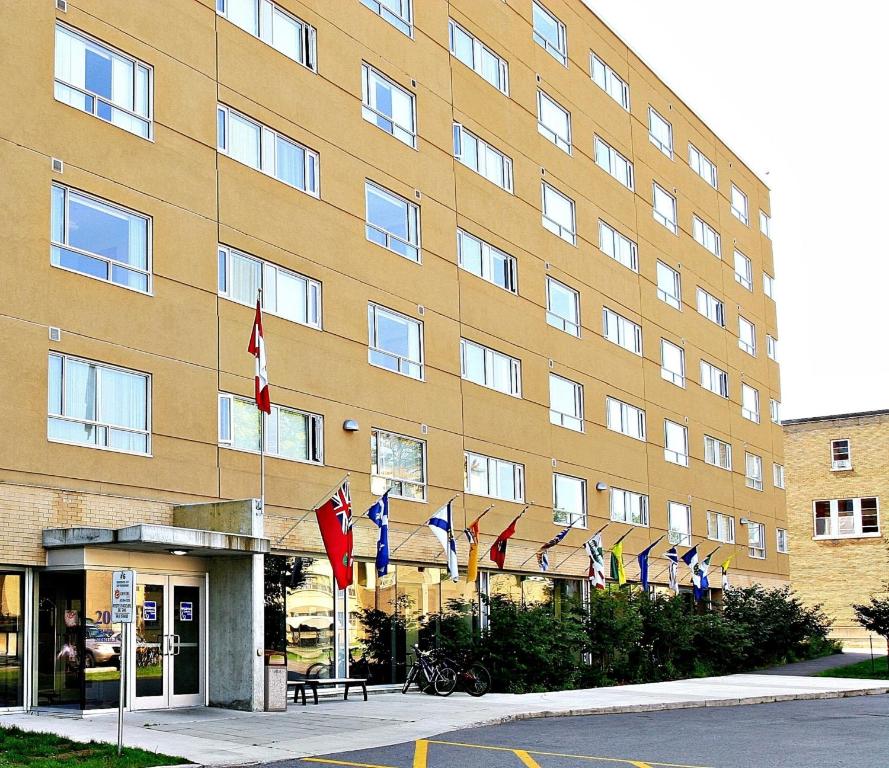 uma fila de bandeiras em frente a um edifício em Residence & Conference Centre - Ottawa Downtown em Ottawa