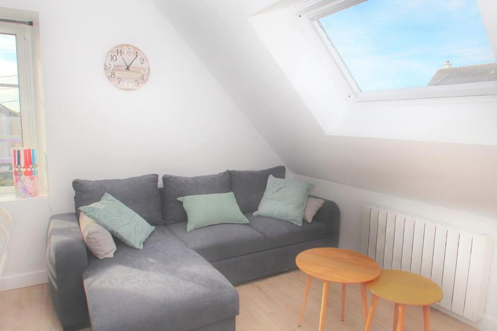 un salon avec un canapé gris et une table dans l'établissement Les appartements Isabelle 5 - Centre Ville, à Lorient