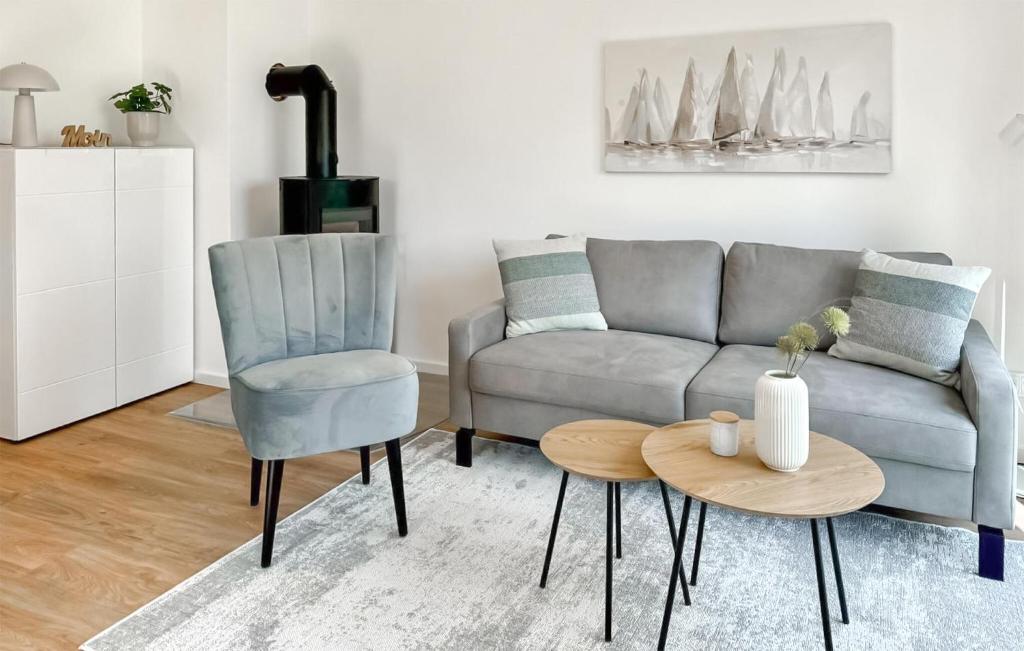 ein Wohnzimmer mit Sofa und Tisch in der Unterkunft Lake House in Tossenserdeich